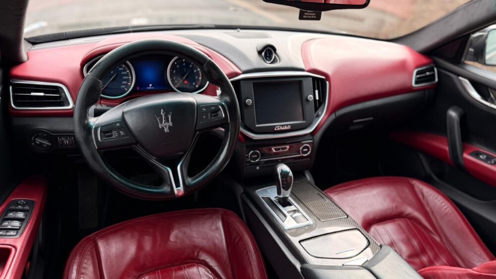 1 (Orta) MASERATİ GHİBLİ 3.0 2014 MODEL SİYAH İÇİ KIRMIZI....