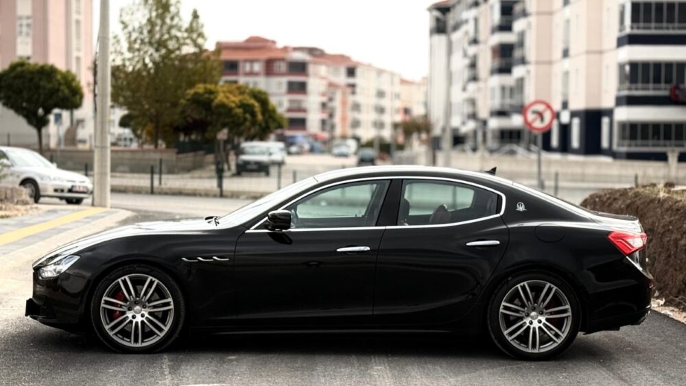 15 (Orta) MASERATİ GHİBLİ 3.0 2014 MODEL SİYAH İÇİ KIRMIZI....